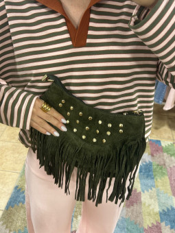Bolso flecos y tachas