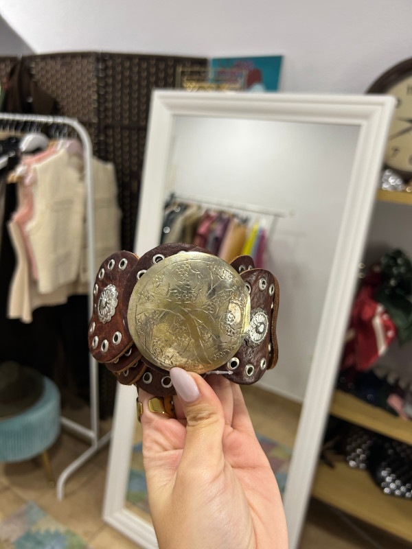 Cinturón piel tachuelas