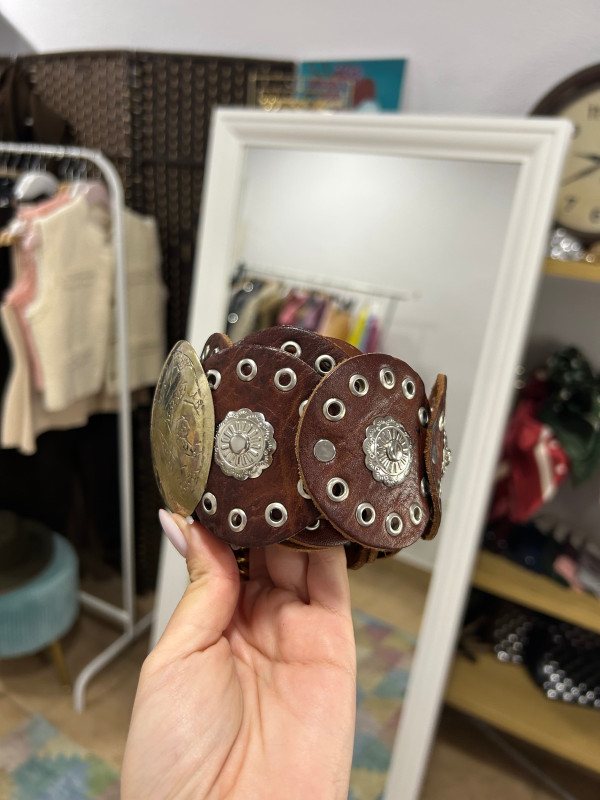 Cinturón piel tachuelas