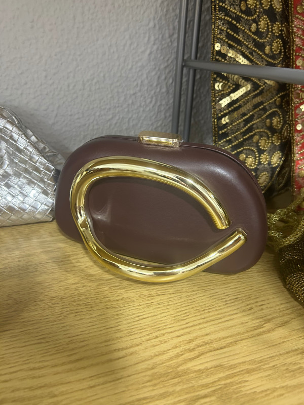 Bolso de mano asa dorada