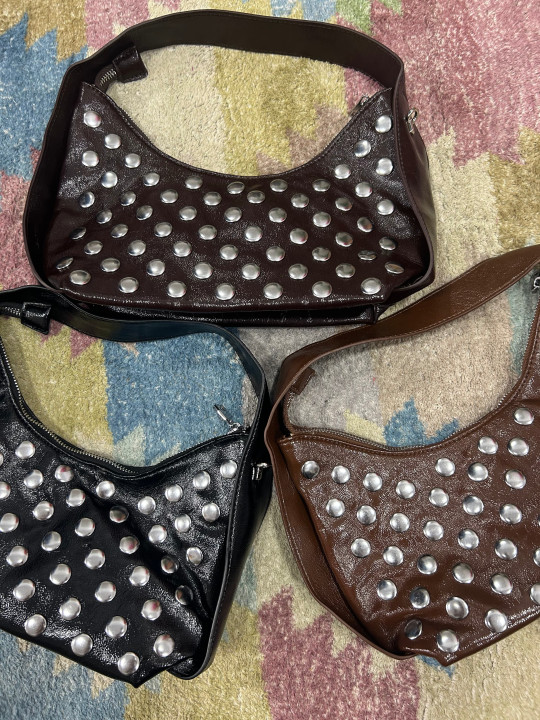 Bolso polipiel tachuelas