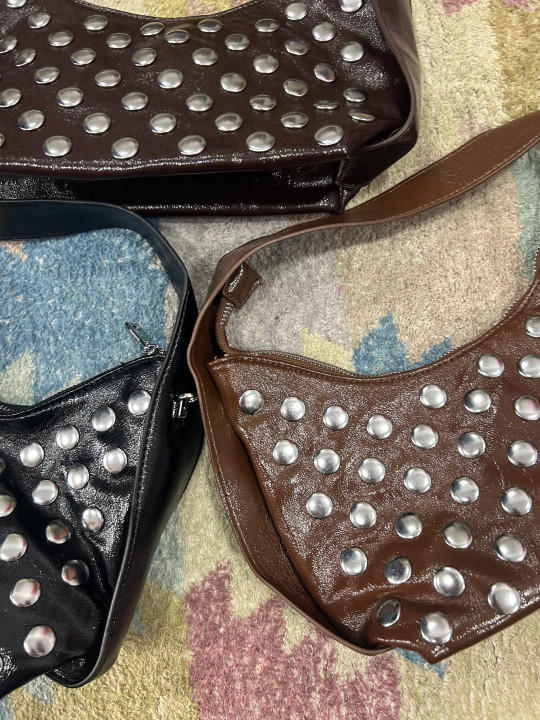 Bolso polipiel tachuelas